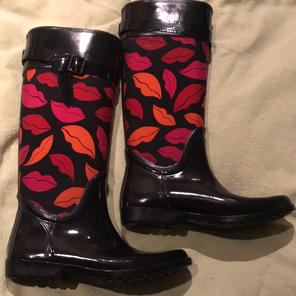 DVF rain boots Fabulous “floating lip pattern,”